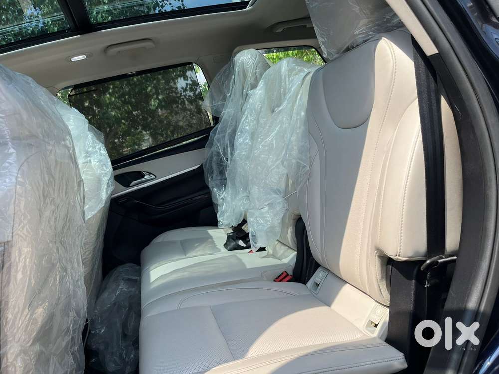 Mahindra Xuv700 2.0 Ax 7 Petrol At Luxury Pack Str, 2024, Petrol