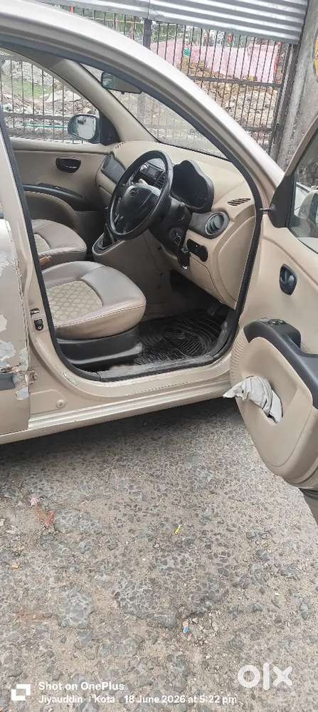 कार में चारों टायर नए हैं और बीमा भी चालू है