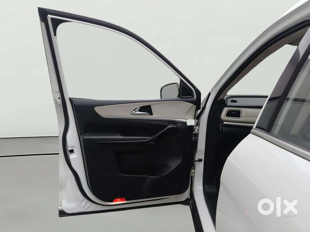 Mahindra Xuv700 2.0 Ax 7 Petrol At Luxury Pack Str, 2023, Petrol