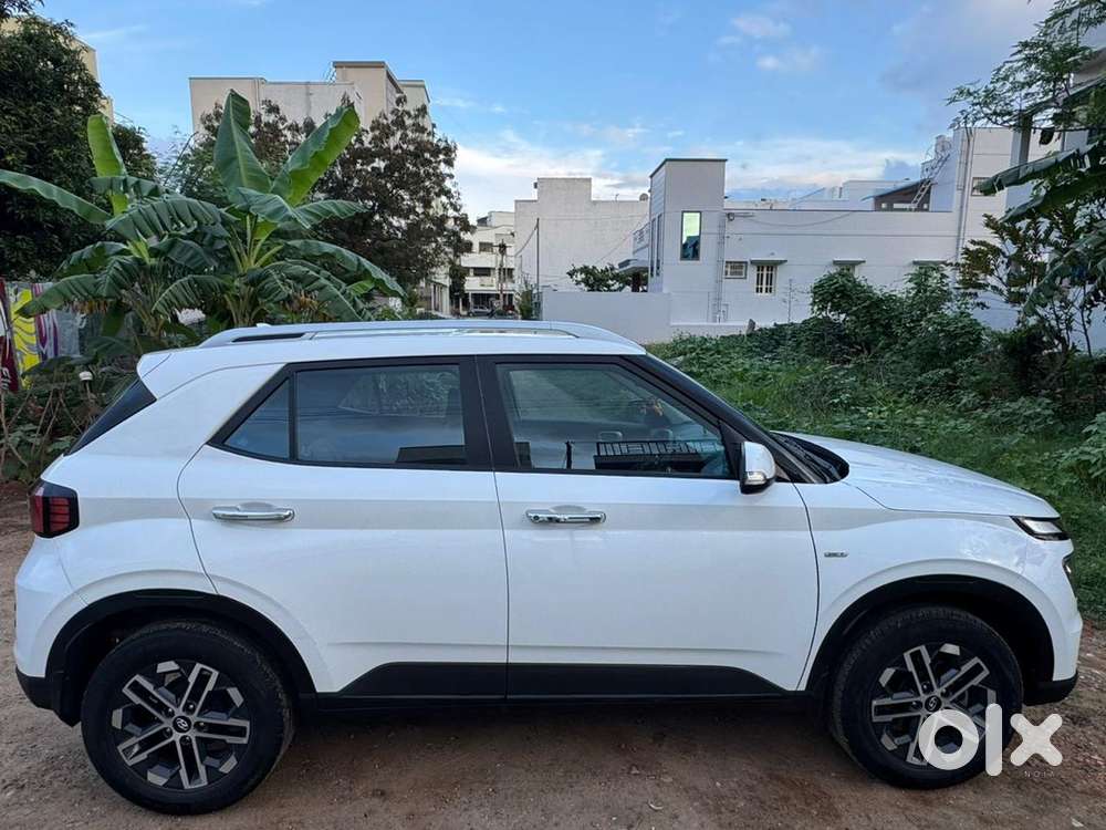 Hyundai Venue 2024 Petrol Well Maintained