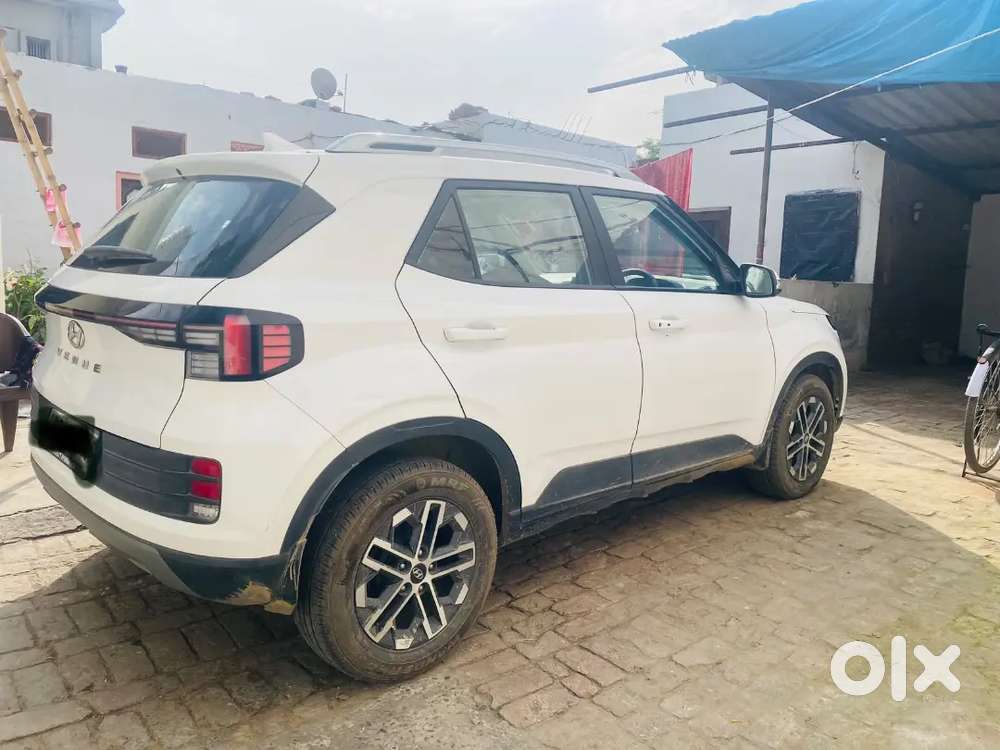 Hyundai Venue 2024 Diesel Well Maintained