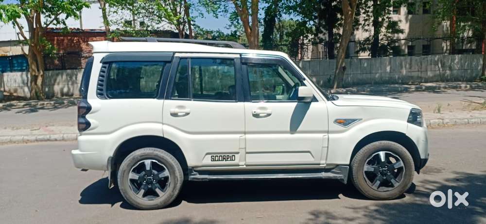 Mahindra Scorpio S10, 2015