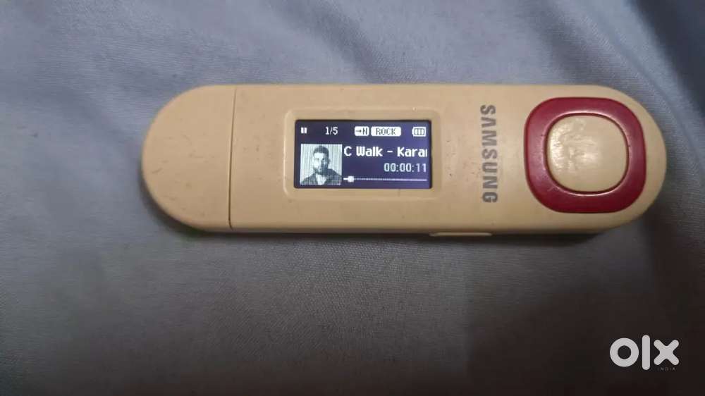 Rear nostalgic Samsung YP-U5 is a small, lightweight USB-style MP3 pla