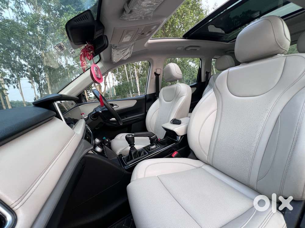 Mahindra Xuv700 2.0 Ax 7 Petrol Mt Str, 2023, Petrol