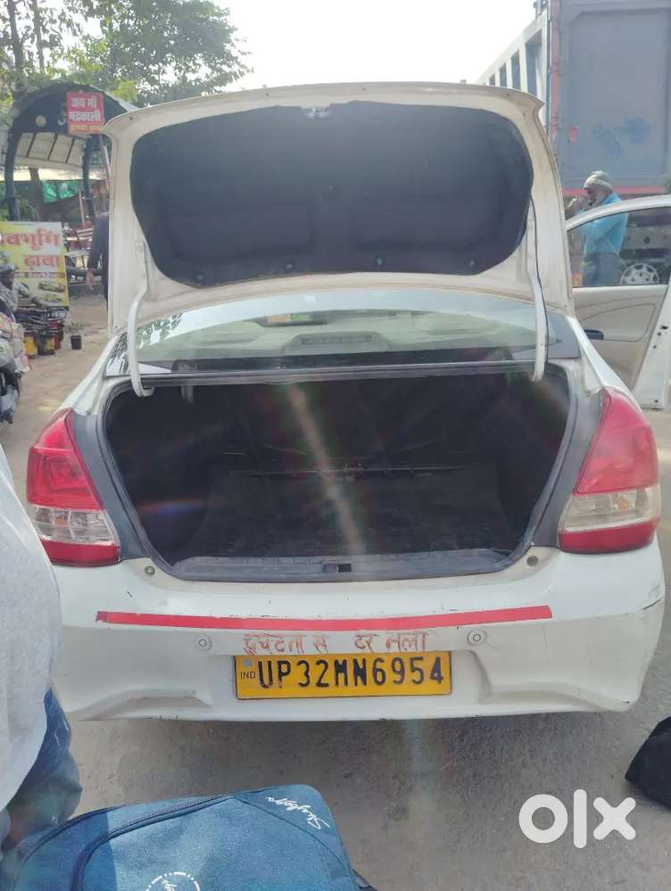 Ek Lakh Rupye De Gadi Le Jaye