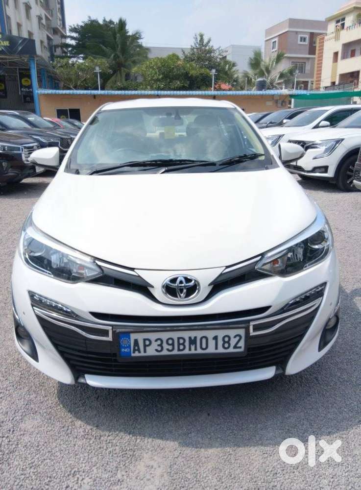 Toyota Yaris V Cvt, 2018, Petrol