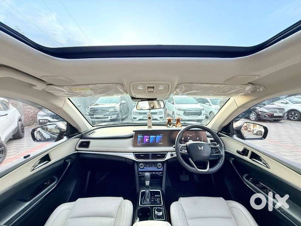 Mahindra Xuv700 2.2 Ax 7 Diesel At Luxury Pack Str Awd, 2025, Diesel