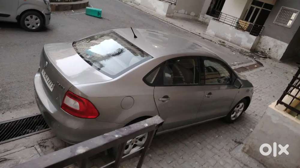 Skoda Rapid 2013 Petrol 85000 Km Driven Delhi Number