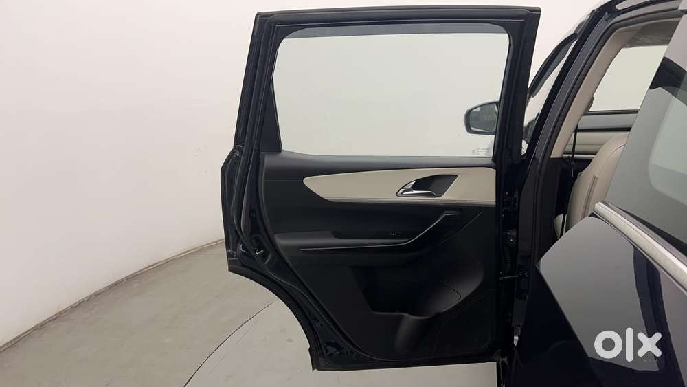 Mahindra Xuv700 2.2 Ax 7 Diesel Mt Luxury Pack Str, 2023, Diesel