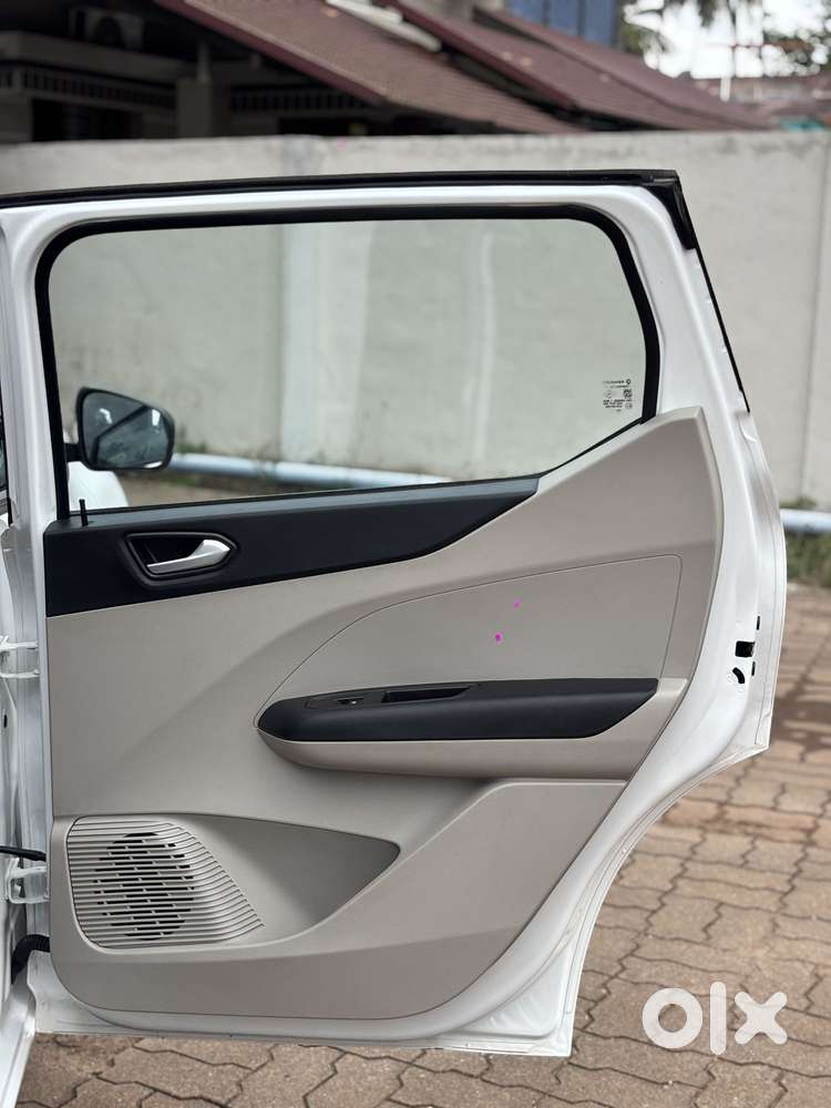 Renault Triber Rxz, 2023, Petrol