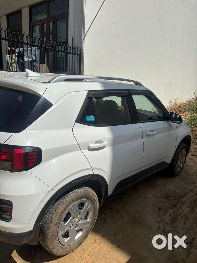 Hyundai Venue 2022 Petrol 33000 Km Driven