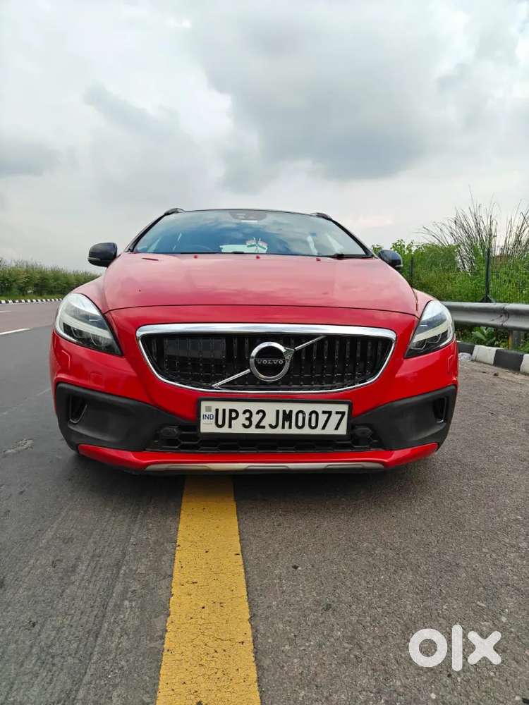 Volvo V40 Luxurious Car Segment