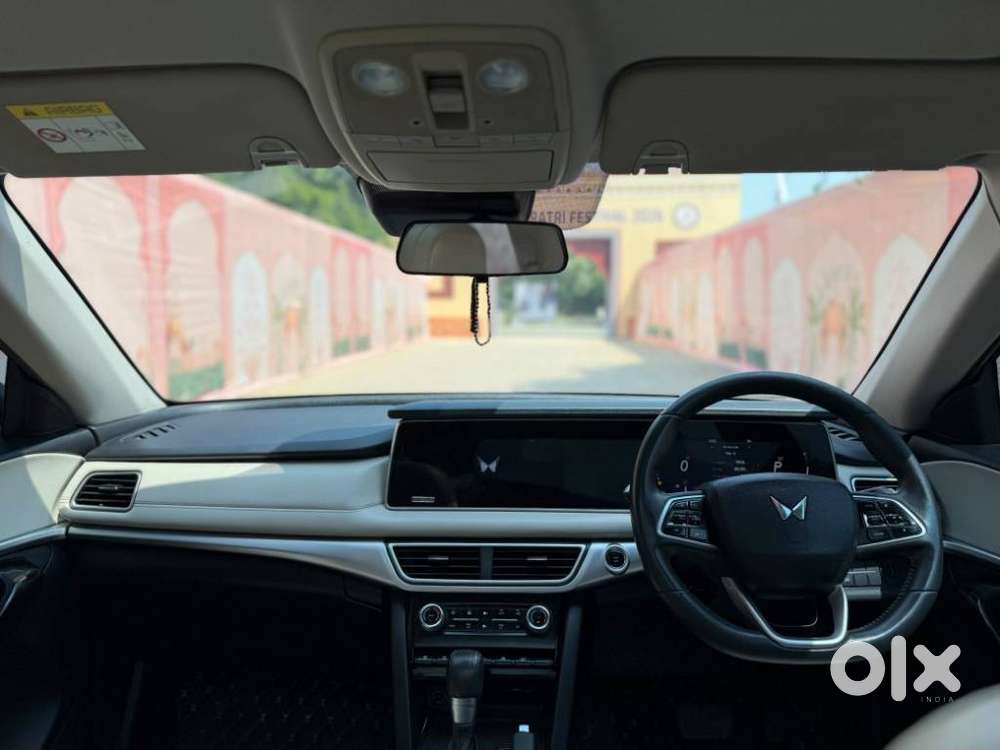 Mahindra Xuv700 2.0 Ax 7 Petrol At Str, 2023, Petrol