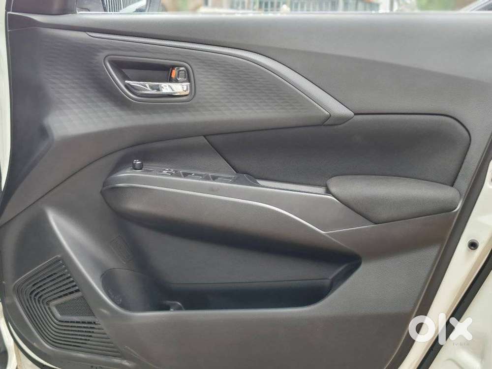 Maruti Suzuki Swift Vxi + Manual, 2025, Petrol