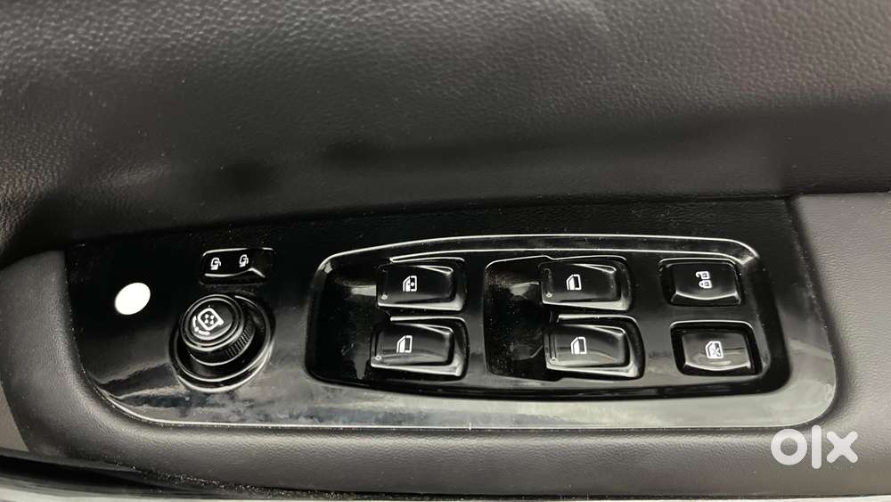 Mahindra Xuv700 2.0 Ax 7 Petrol Mt Str, 2025, Petrol