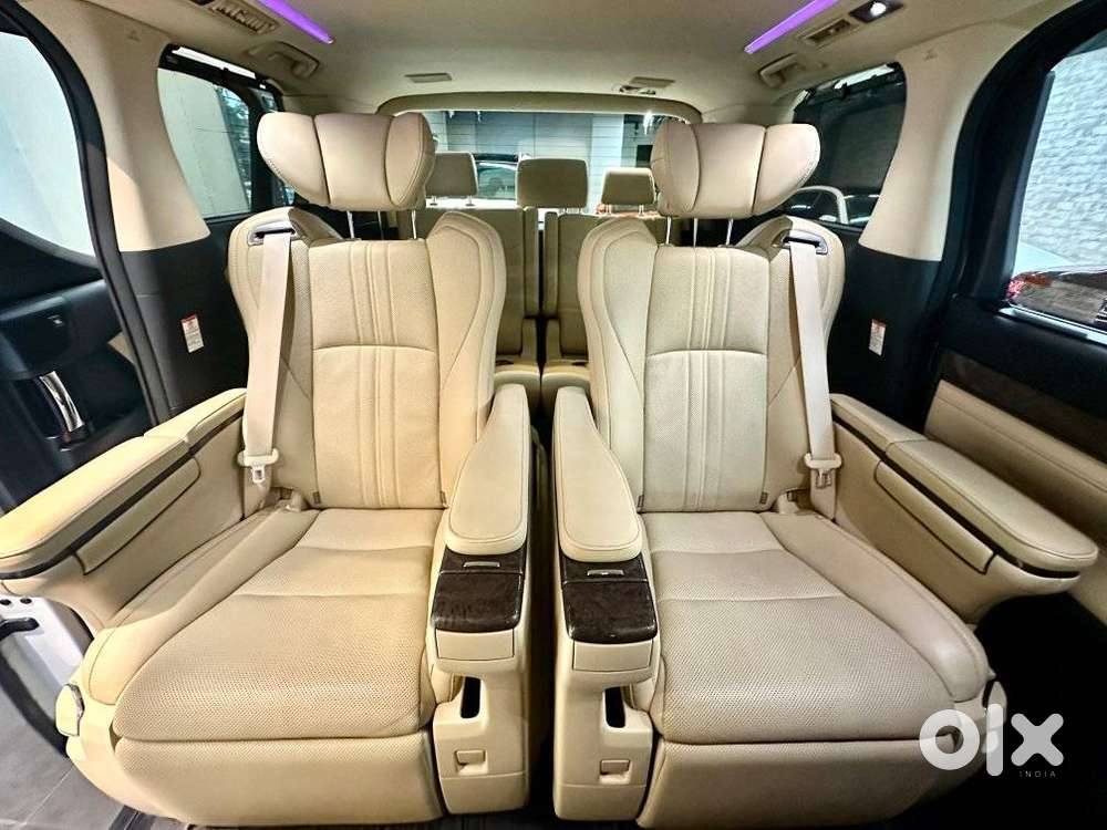 Toyota Vellfire 2.5 Executive Lounge, 2022, Petrol