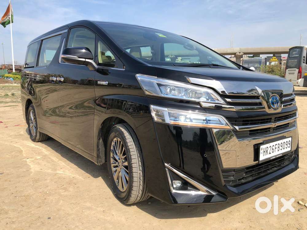 Toyota Vellfire 2.5 Executive Lounge, 2023, Cng & Hybrids