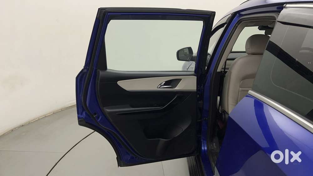 Mahindra Xuv700 2.0 Ax 7 Petrol At Str, 2023, Petrol