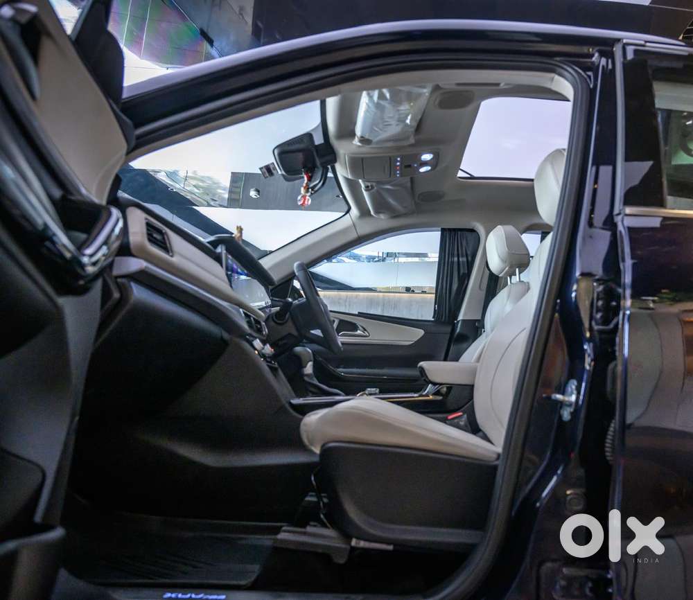 Mahindra Xuv700 2.0 Ax 7 Petrol At Luxury Pack Str, 2024, Petrol