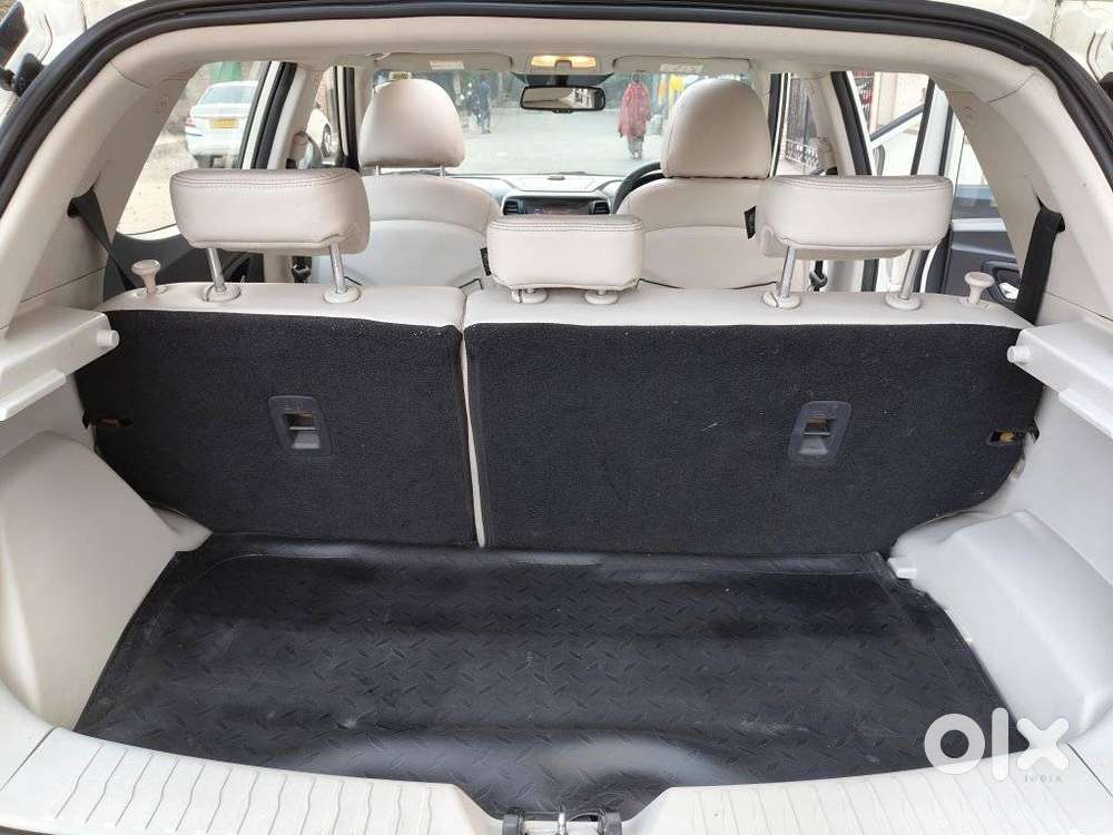 Mahindra Xuv300 1.2 W8 (o) Amt Petrol, 2023, Petrol