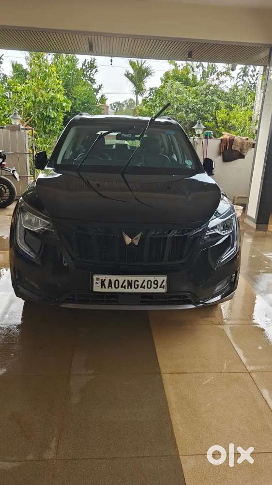 Xuv 700 Ebony Black Petrol Automatic