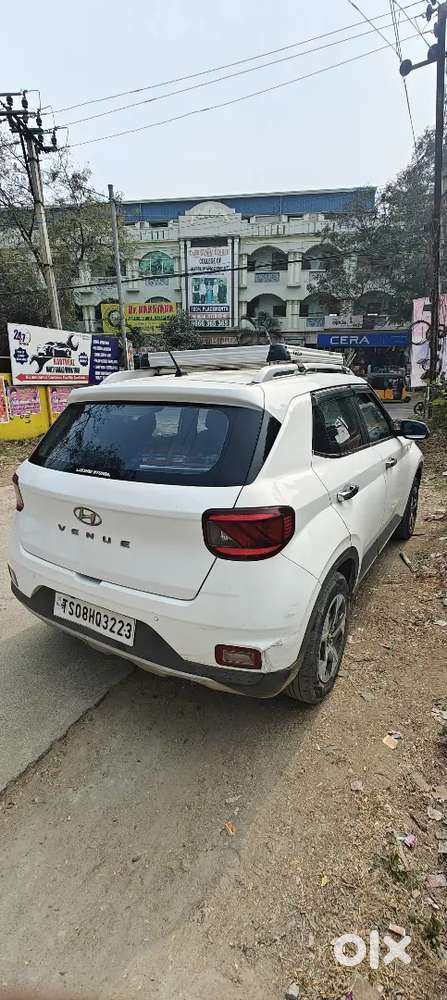 Hyundai Venue 2021 Petrol 145000 Km Driven