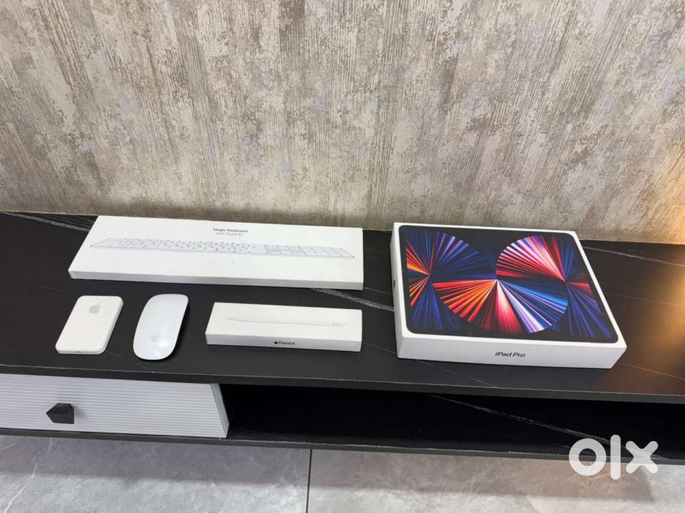 Apple iPad pro, Apple Pencil, Magic Keyboard & Mouse, magsafe battery.