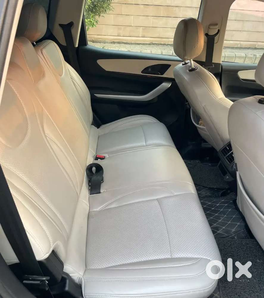 Mahindra Xuv700 Mx5 | 2023 | 1st Owner | 30k Km | Up16 | Petrol Manual