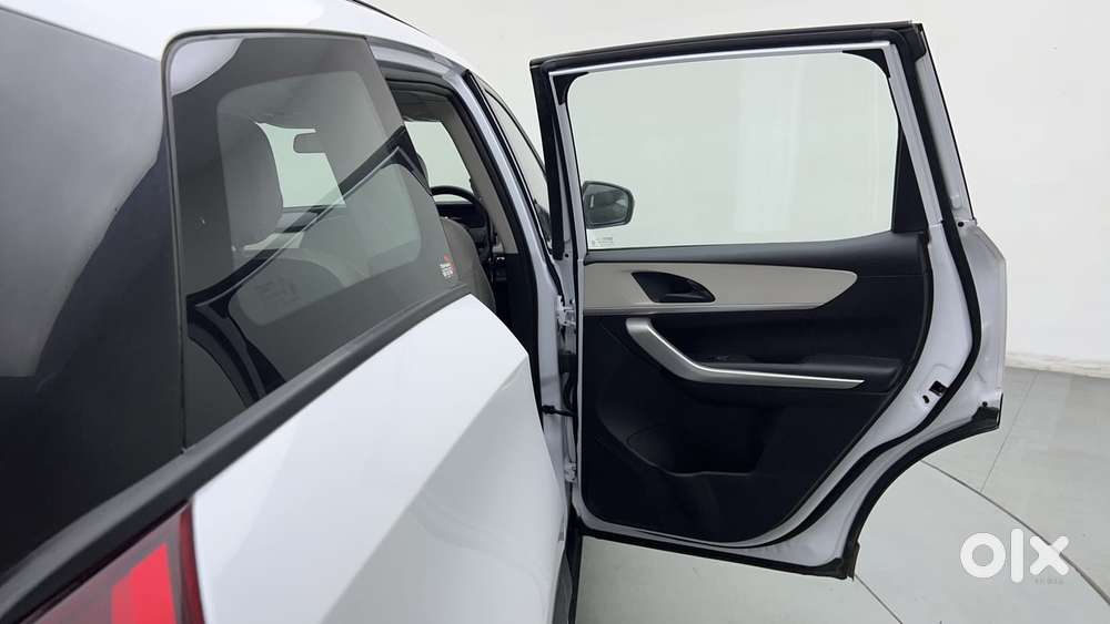 Mahindra Xuv700 2.0 Ax 5 Petrol Mt 7 Str, 2024, Petrol