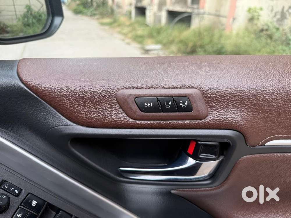 Toyota Innova Hycross 2.0 Zx Hybrid 7 Str, 2025, Petrol