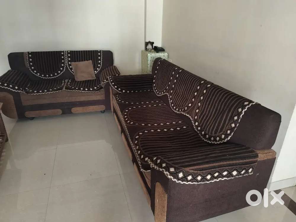 Sofa set in good condition at Rangbadi kota