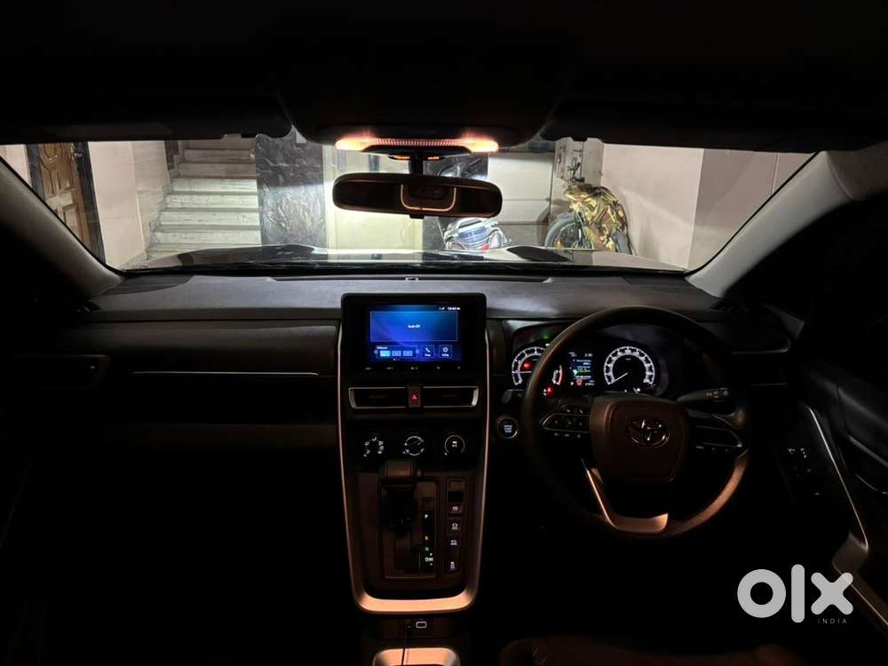 Toyota Innova Hycross 2025 Petrol 5500 Km Driven