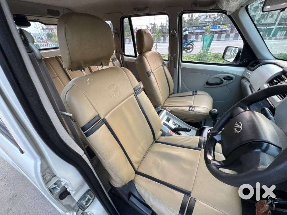 Mahindra Scorpio S4, 2015