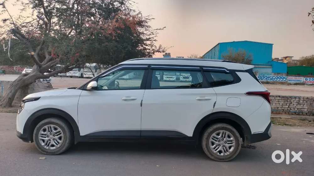 Kia Carens 2023 Petrol Well Maintained