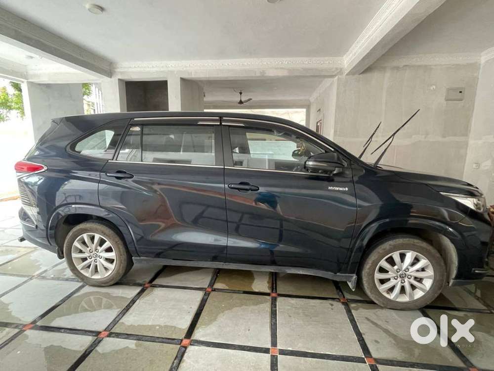 Toyota Innova Hycross (2023)