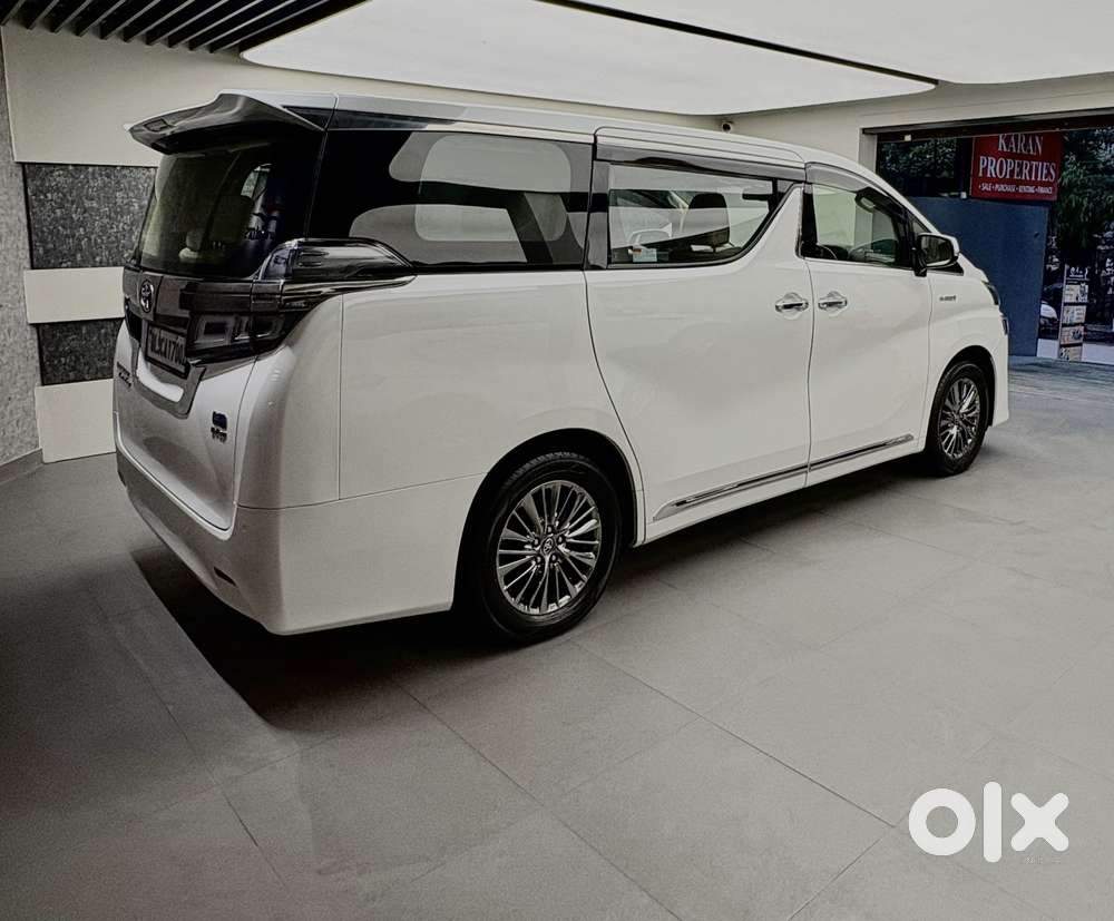 Toyota Vellfire 2.5 Executive Lounge, 2022, Petrol