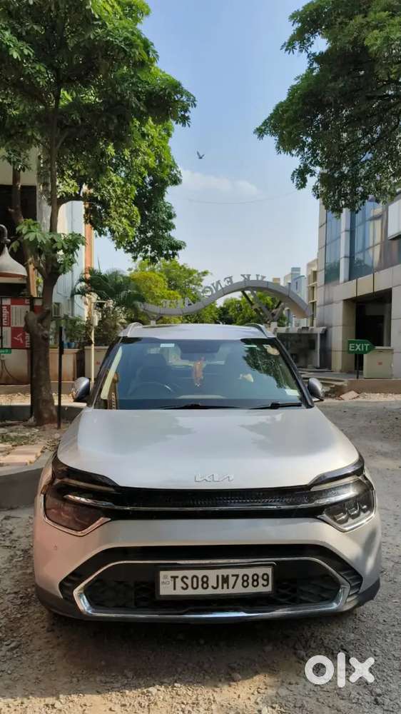 Top-end Kia Carens Diesel Automatic (luxury Plus) ,slightly Negotiable