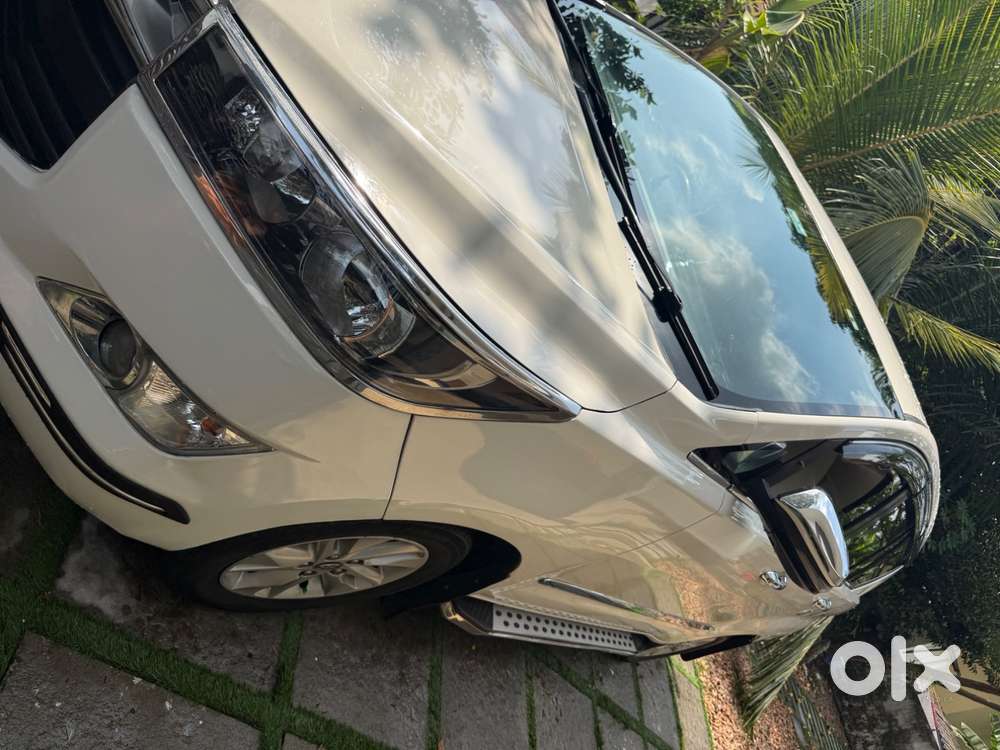 Toyota Innova Crysta 2.8g Automatic, Diesel, 6 Seater