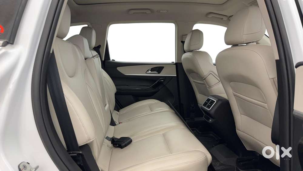 Mahindra Xuv700 2.0 Ax 7 Petrol Mt Str, 2023, Petrol