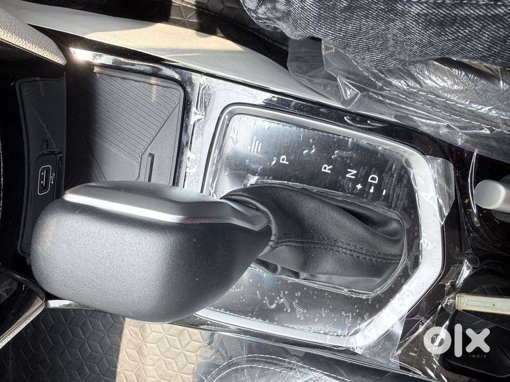 Mahindra Xuv 3xo Ax7l 1.2 Petrol At (pg), 2026, Petrol