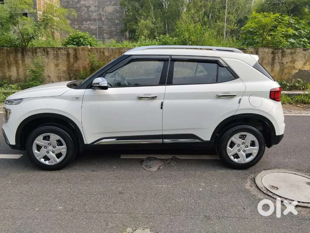 Hyundai Venue S Petrol 2021only 23000km Run Showroom Condition
