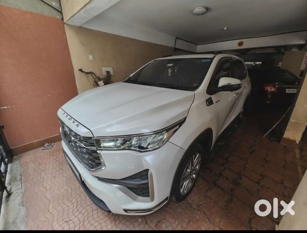 Toyota Innova Hycross 2023 Petrol 27000 Km Driven