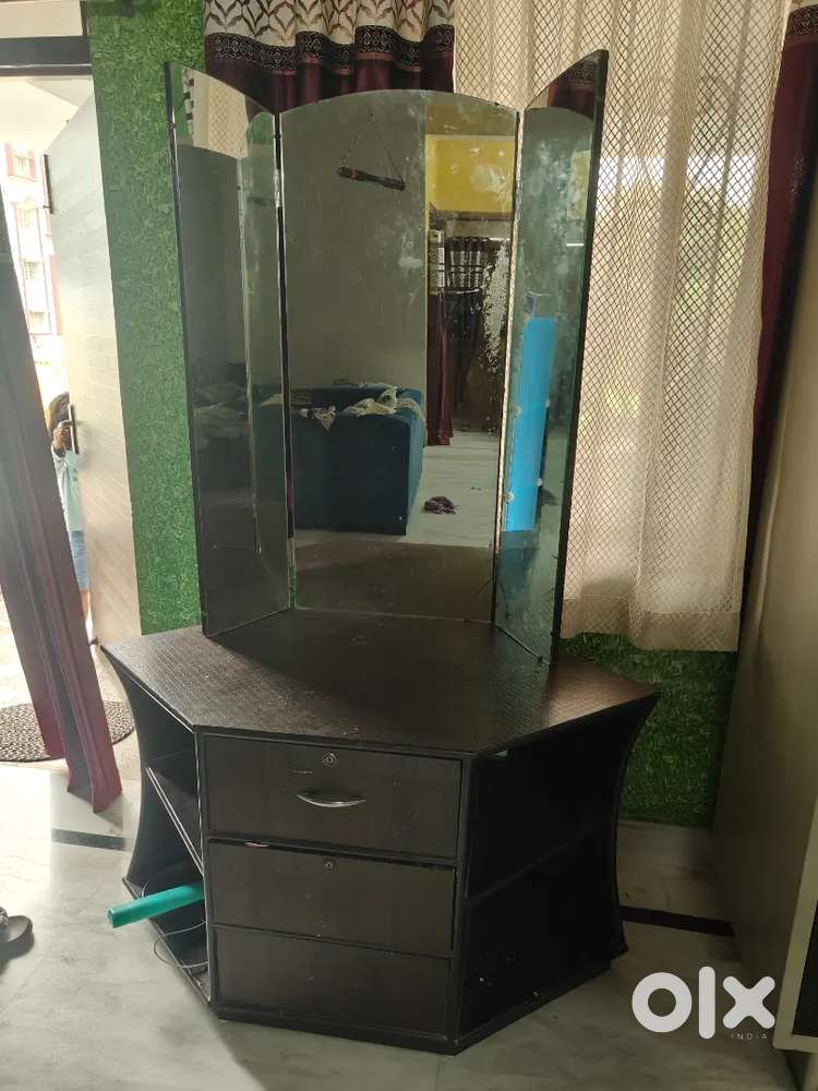 Modern dressing table