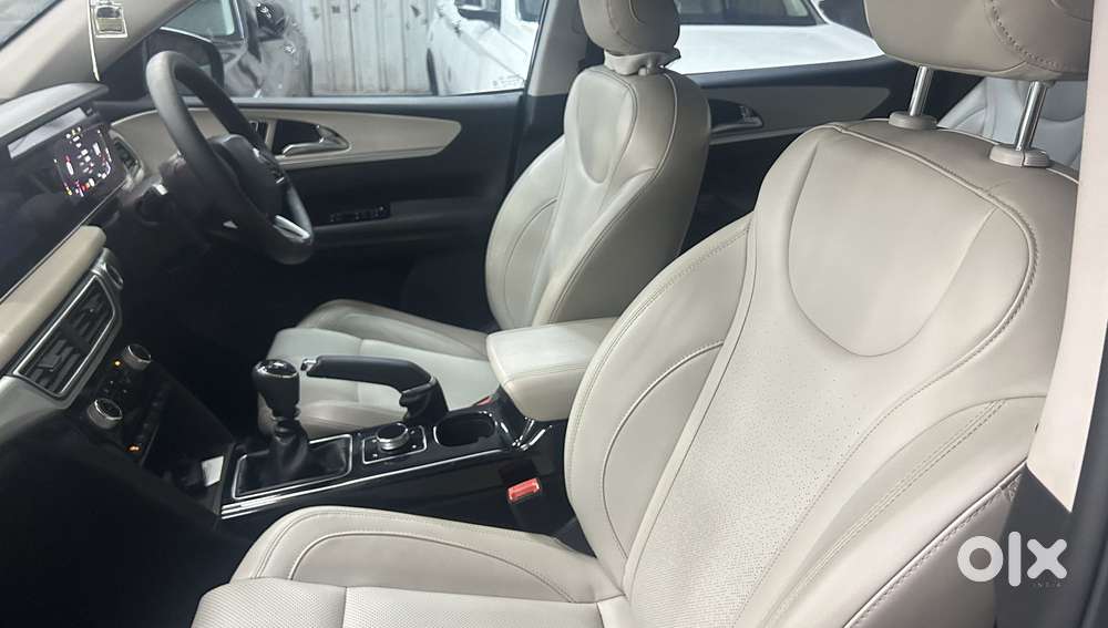 Mahindra Xuv700 2.0 Ax 7 Petrol Mt Str, 2024, Petrol