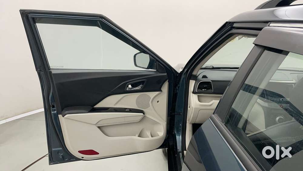 Mahindra Xuv300 W8 (o) 1.5 Diesel Amt, 2023, Diesel
