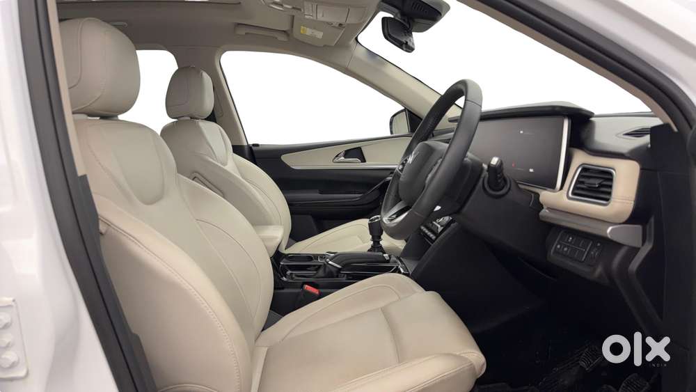 Mahindra Xuv700 2.0 Ax 7 Petrol Mt Str, 2023, Petrol