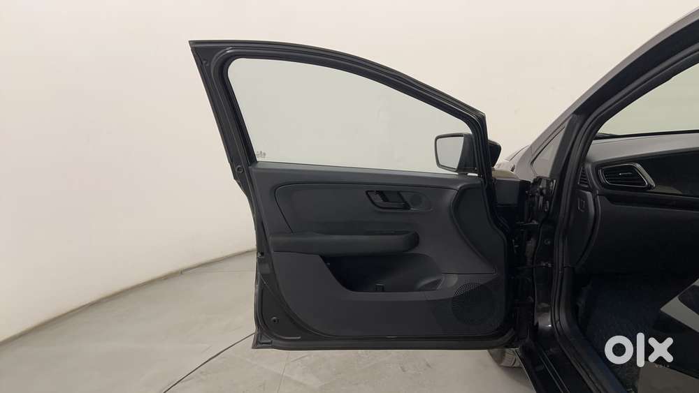 Tata Altroz 1.2 Xza Plus Dark Edition Dct, 2022, Petrol