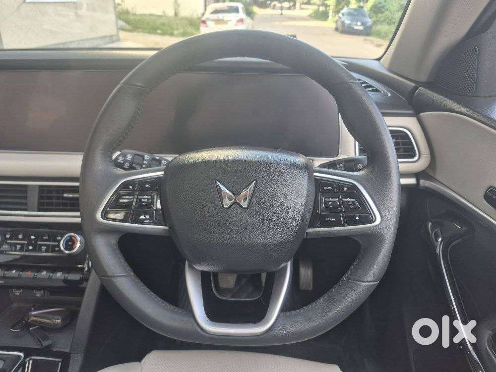 Mahindra Xuv700 2.0 Ax 7 Petrol Mt Str, 2024, Petrol