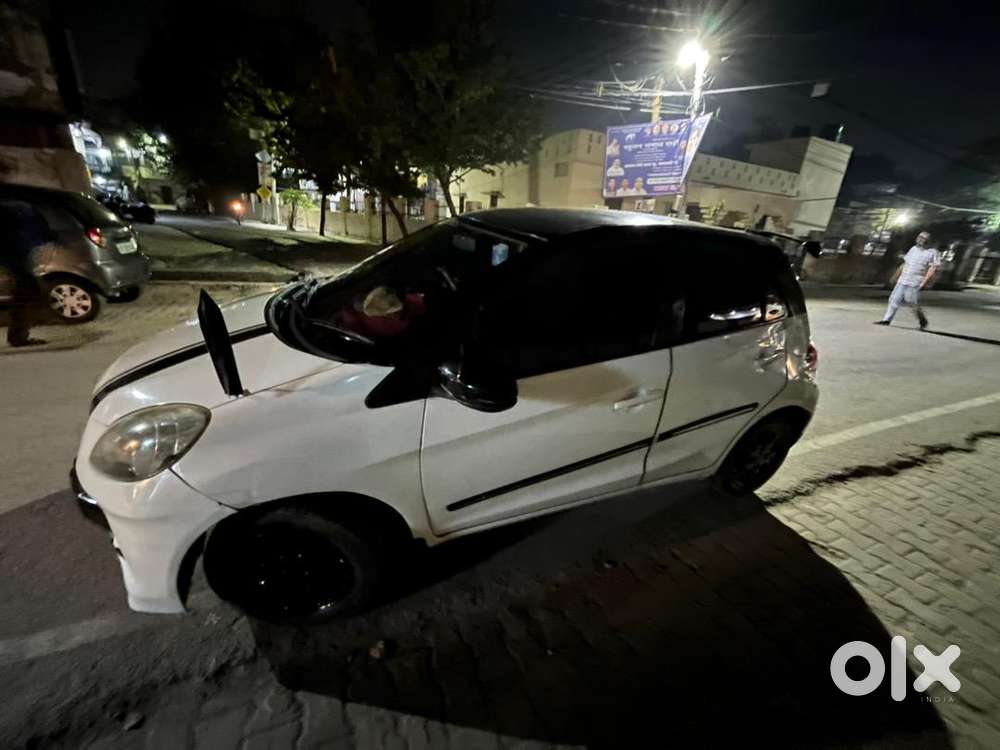 Honda Brio 2016 Petrol Good Condition Top Model With Company Alloy