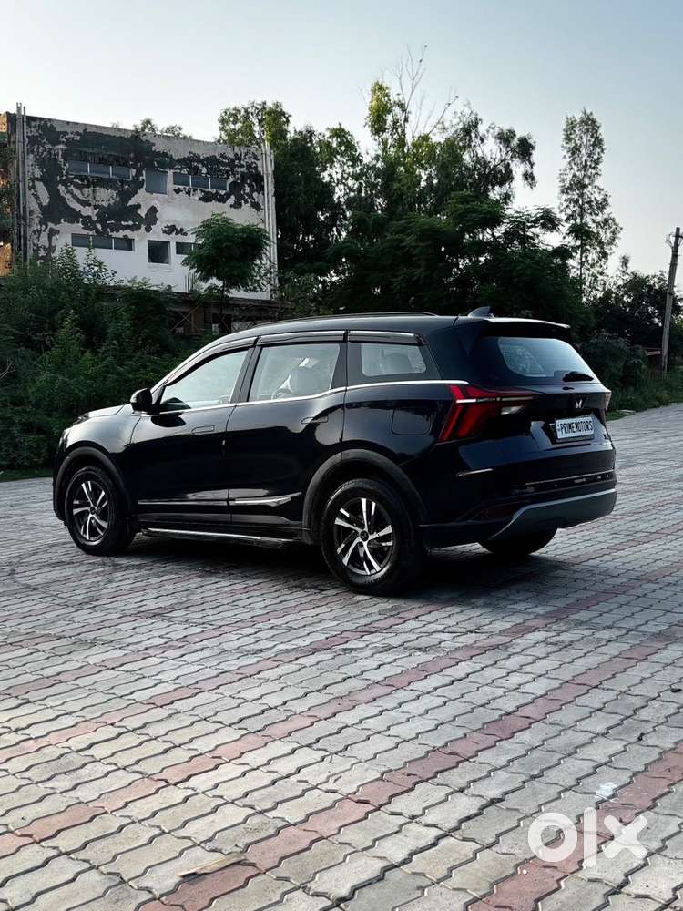 Mahindra Xuv700 2.0 Ax 5 Petrol Mt Str, 2023, Petrol